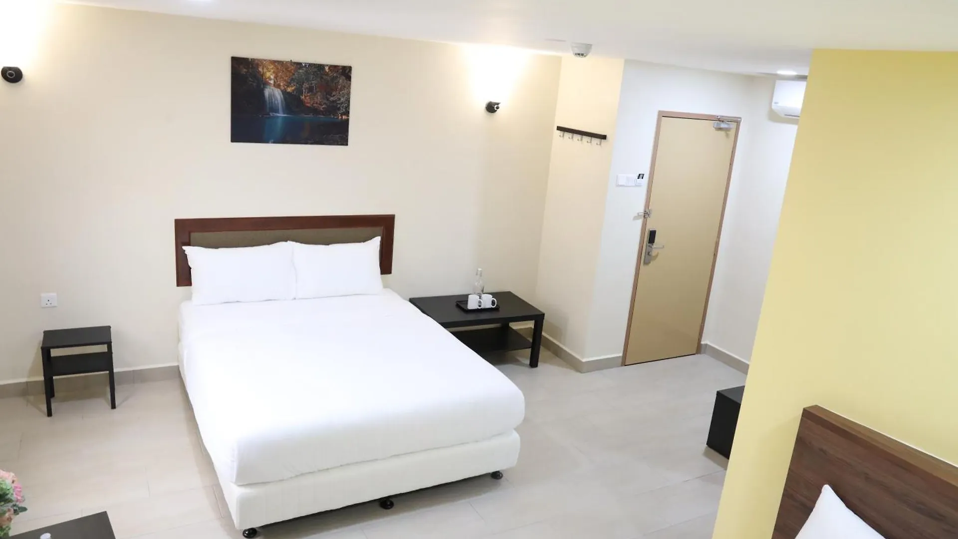 Capital O 90897 Island City Hotel George Town 3*,