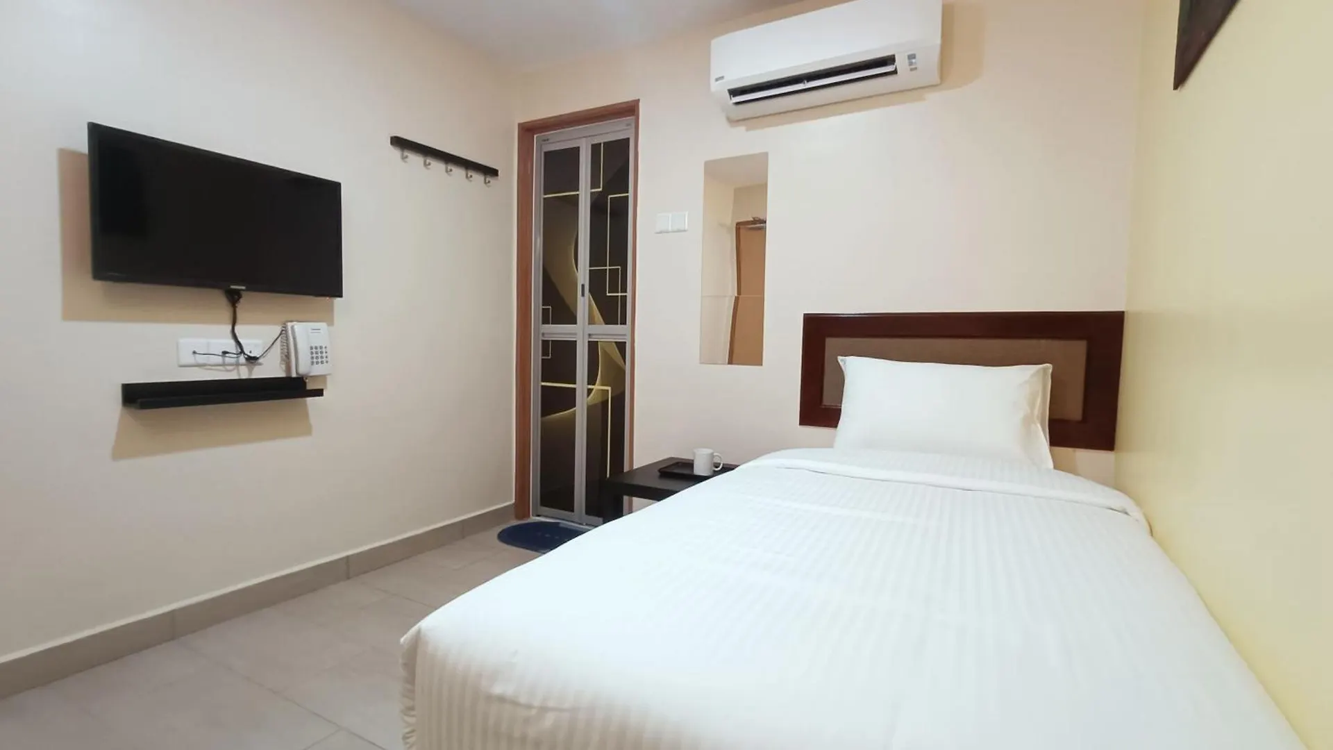 Capital O 90897 Island City Hotel George Town 3*,