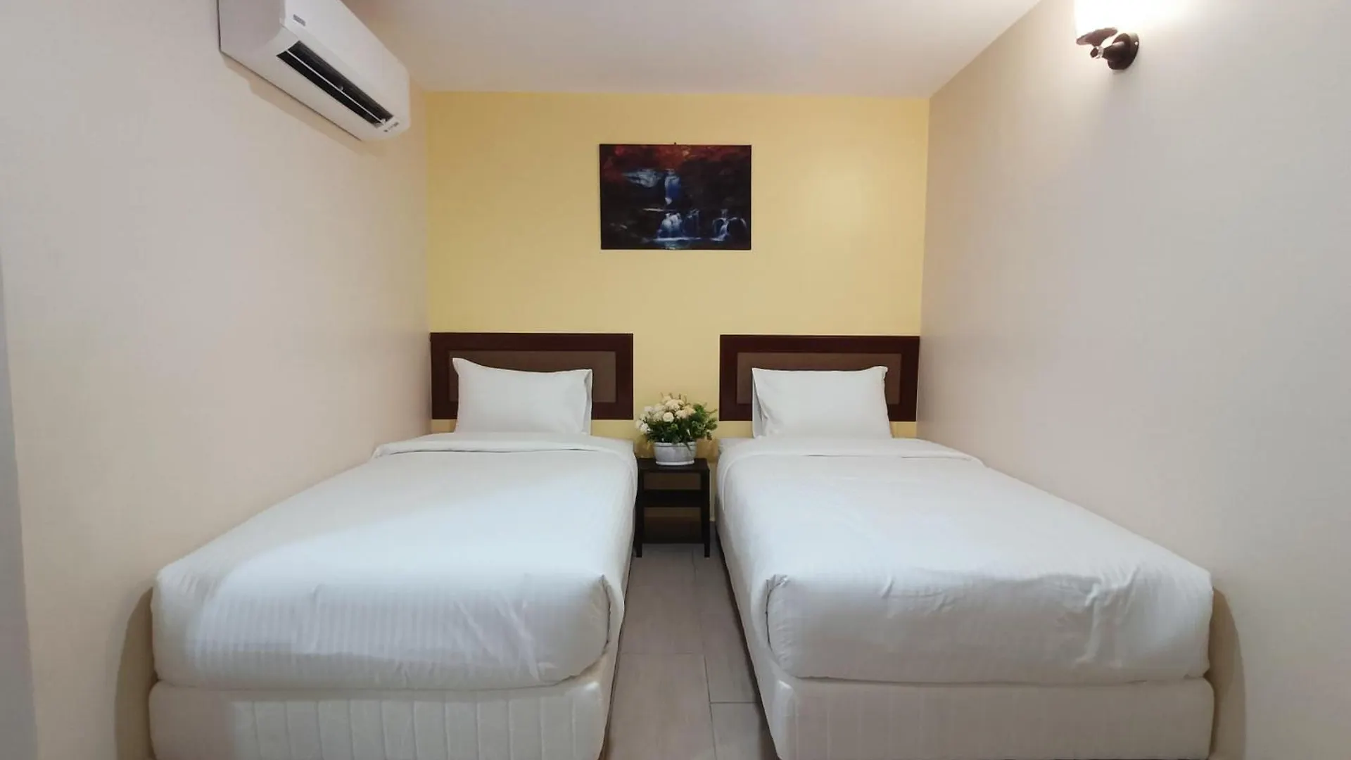 Capital O 90897 Island City Hotel George Town