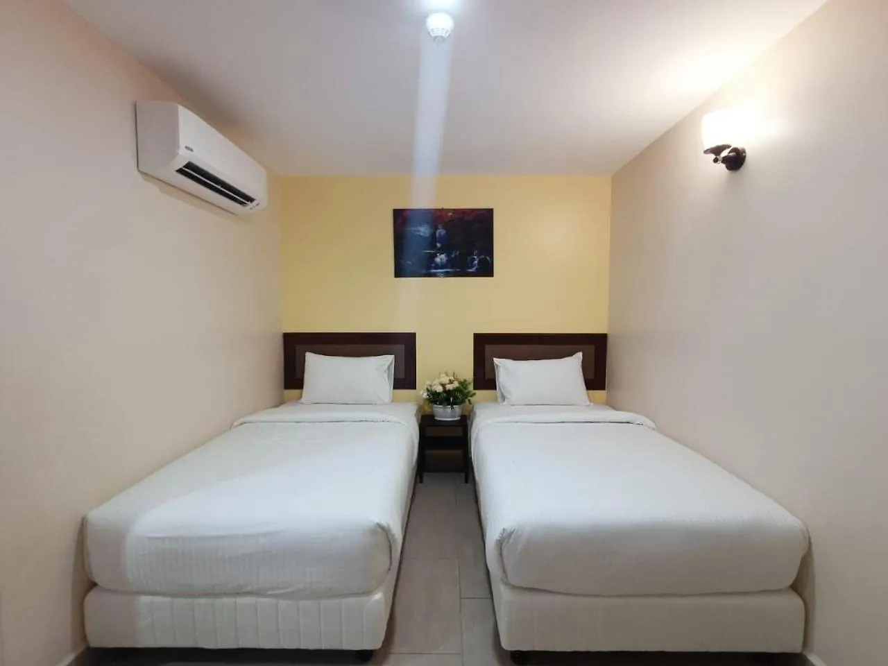 Capital O 90897 Island City Hotel George Town