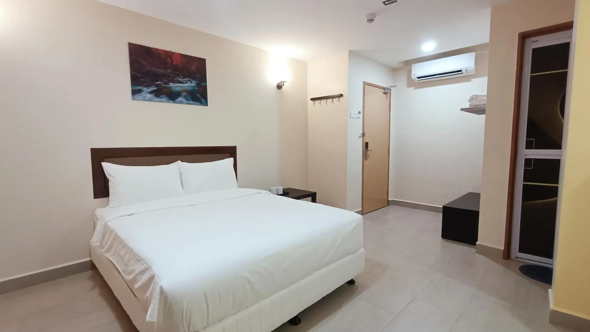 Capital O 90897 Island City Hotel George Town