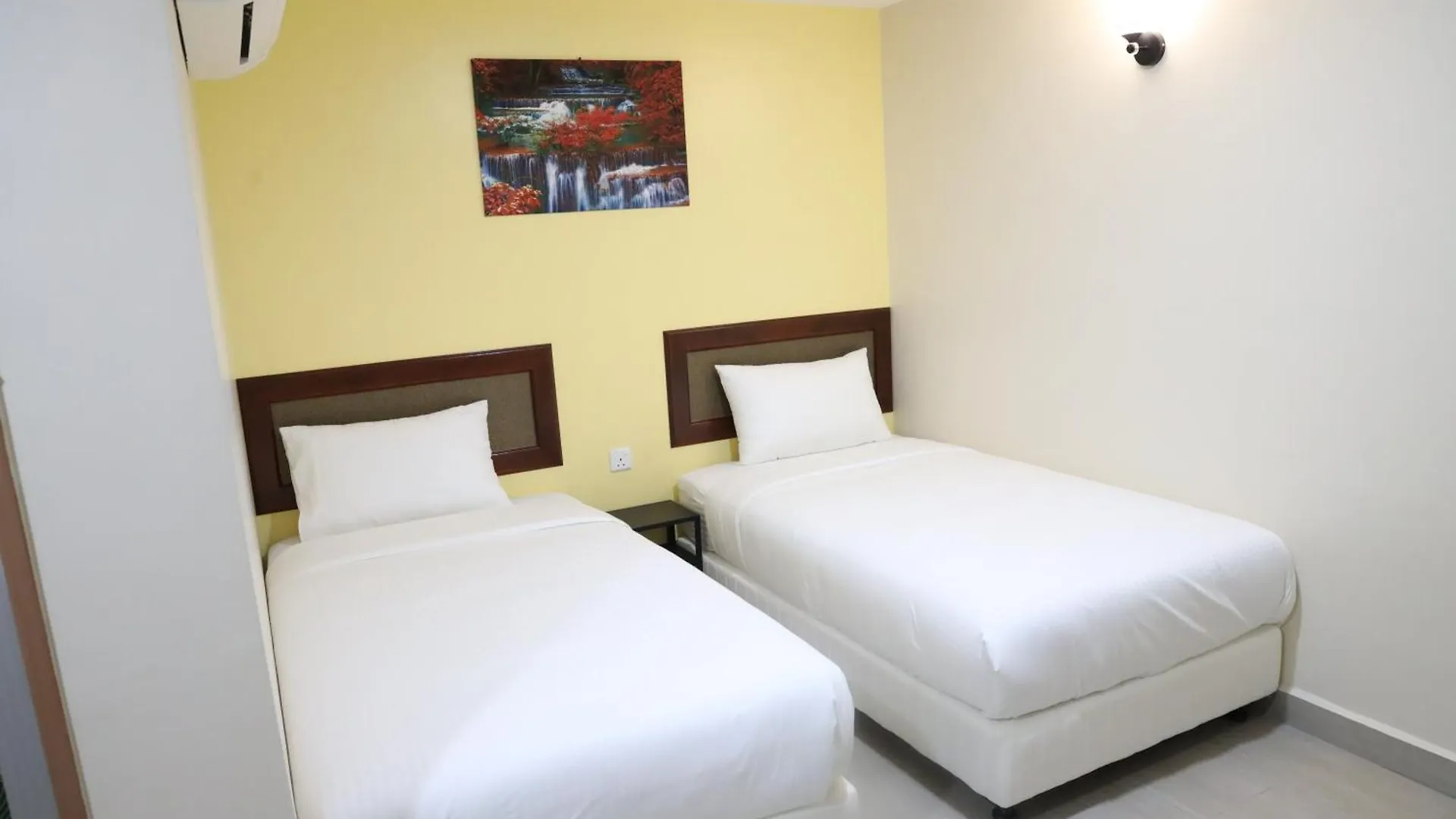 Capital O 90897 Island City Hotel George Town